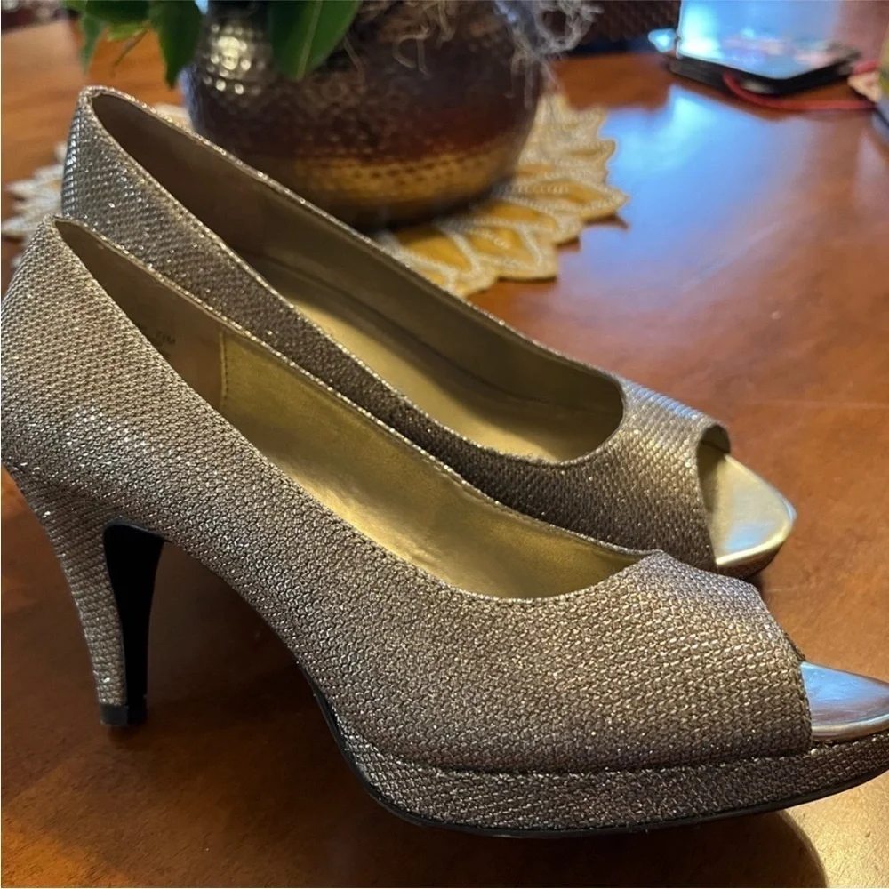 Bandolino Women's Silver Gold Peep Toe Heels sparkly dressy Macy’s 7.5 - Picture 2 of 3